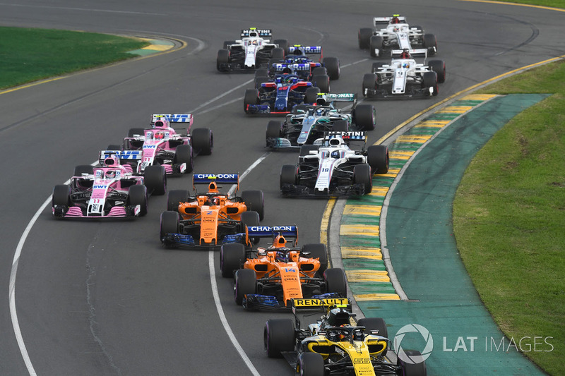 Carlos Sainz Jr., Renault Sport F1 Team R.S. 18 y Fernando Alonso, McLaren MCL33