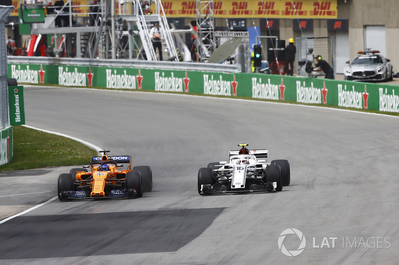 Fernando Alonso, McLaren MCL33, batalla con Charles Leclerc, Sauber C37