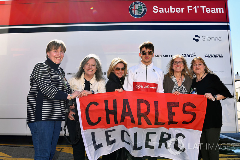 Antes dos trabalhos, os fãs de Charles Leclerc conseguiram ver o piloto e tirar fotos.