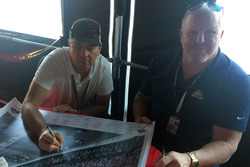 Jimmy Vasser y Paul Tracy firman cartel de Justin Wilson