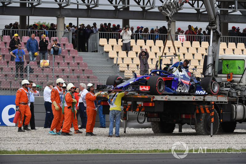 El coche accidentado de Brendon Hartley, Scuderia Toro Rosso STR13 es removido