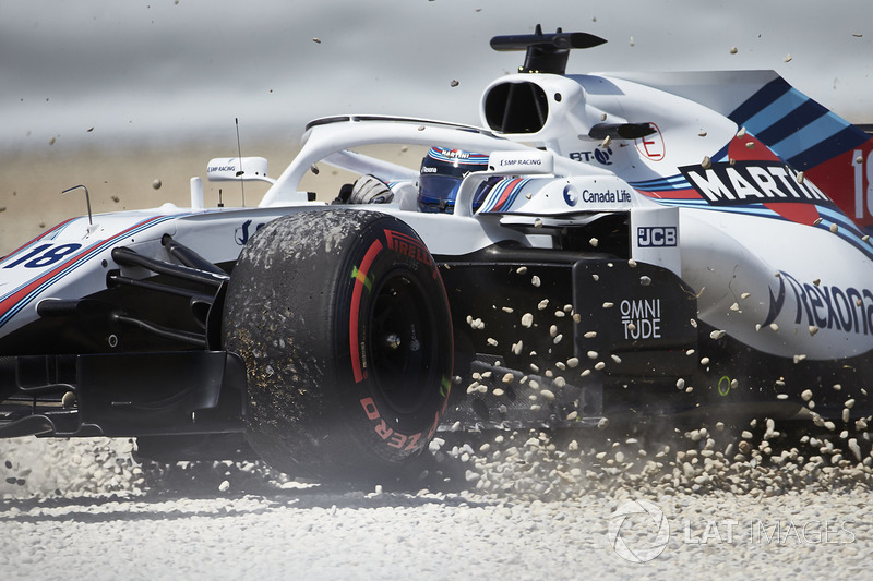 Lance Stroll, Williams FW41, corre a través de la grava