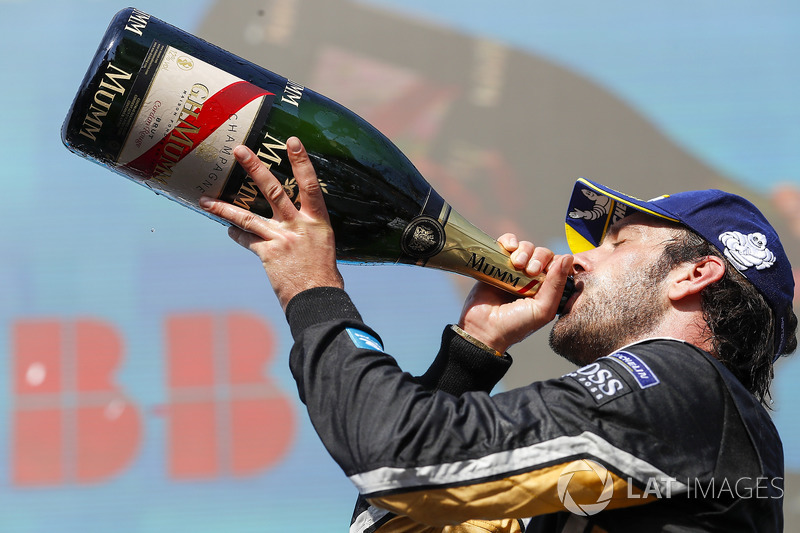 Jean-Eric Vergne, Techeetah
disfruta de su Mumm Champagne en el podio