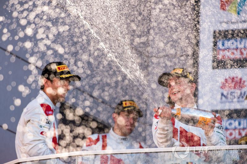 Подиум: победители Роберт Фрейнс, Стюарт Леонард и Дрис Вантхор, Audi Sport Team WRT