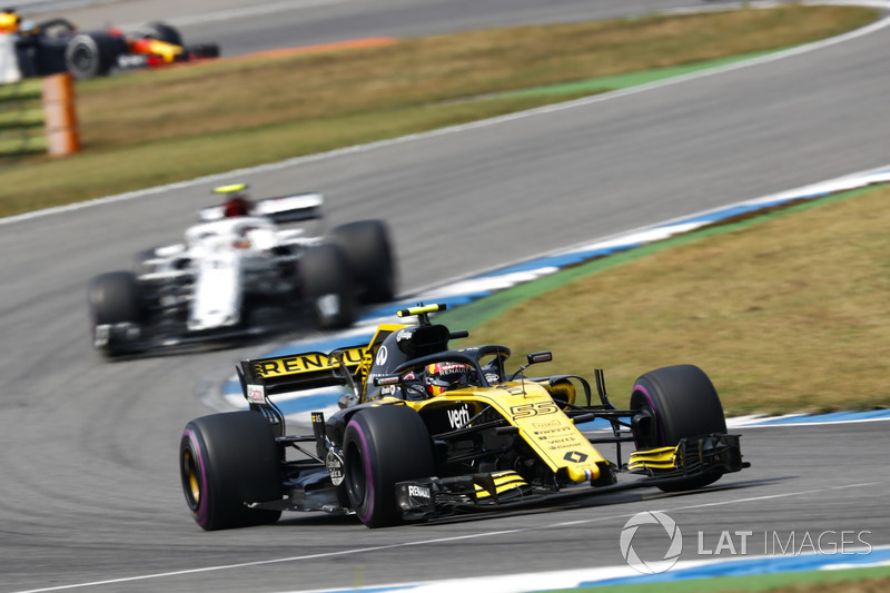 Carlos Sainz Jr., Renault Sport F1 Team R.S. 18, precede Charles Leclerc, Sauber C37