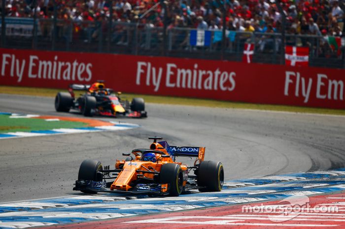 Fernando Alonso, McLaren MCL33, Daniel Ricciardo, Red Bull Racing RB14