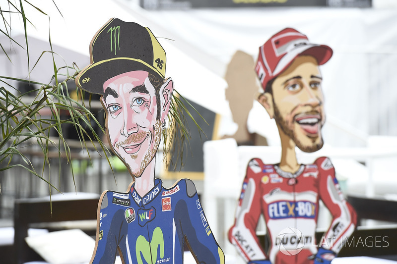 Фігури Валентино Россі, Yamaha Factory Racing, та Андреа Довіціозо, Ducati Team