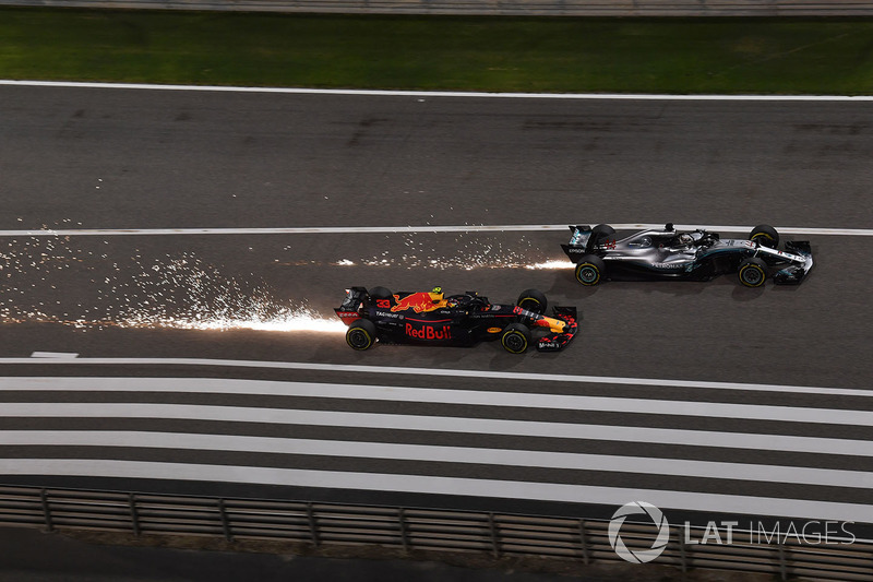 Max Verstappen, Red Bull Racing RB14 y Lewis Hamilton, Mercedes-AMG F1 W09 EQ Power+ batalla