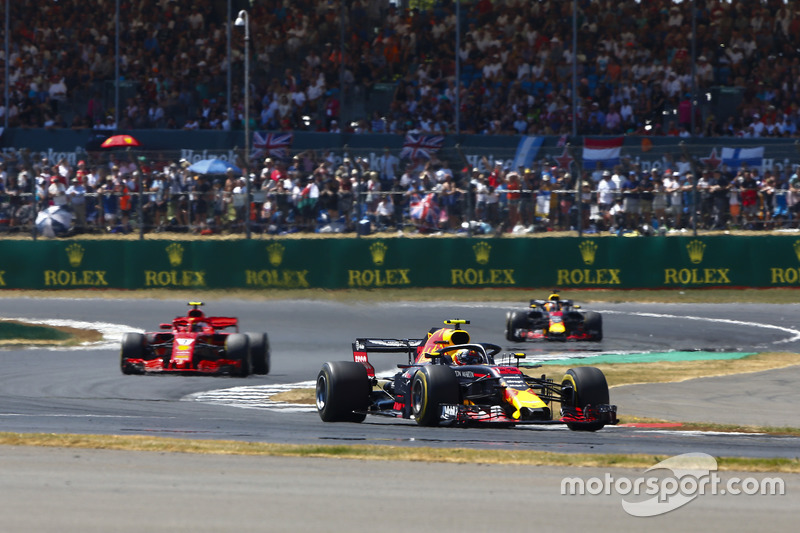 Max Verstappen, Red Bull Racing RB14, precede Kimi Raikkonen, Ferrari SF71H, e Daniel Ricciardo, Red Bull Racing RB14