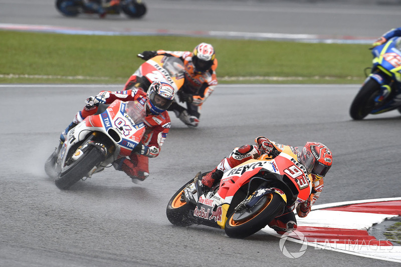 Mas Andrea Dovizioso, que caiu para o quinto lugar, se recuperou pouco a pouco, primeiro com o próprio Márquez.