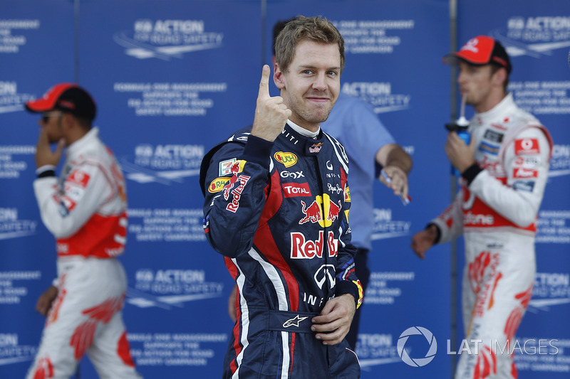 Sebastian Vettel, Red Bull Racing RB7 Renault pole pozisyonunu kutluyor