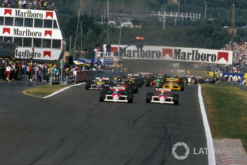 Alain Prost, McLaren MP4/4 precede il compagno di squadra Ayrton Senna, McLaren MP4/4 e Ivan Capelli, March 881 alla partenza