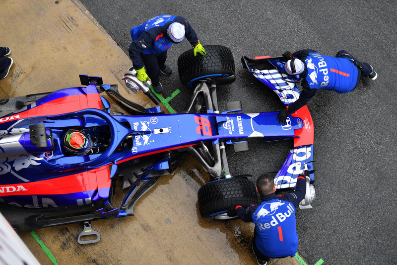 Носовой обтекатель и переднее антикрыло Scuderia Toro Rosso STR13 Брендона Хартли