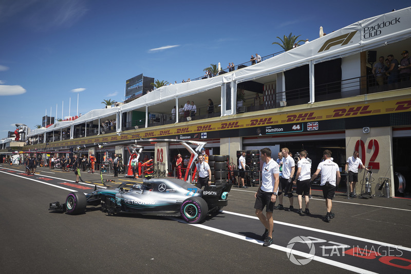 Valtteri Bottas, Mercedes AMG F1 W09, sale del garaje