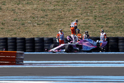 Sergio Perez, Force India VJM11 loses a rear wheel in FP2
