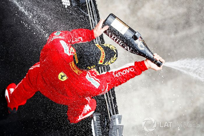 Sebastian Vettel, Ferrari, celebra su victoria en el podio de Canadá