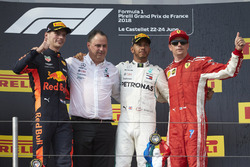 Max Verstappen, Red Bull Racing, 2nd position, Ron Meadows, Sporting Director, Mercedes AMG, Lewis Hamilton, Mercedes AMG F1, 1st position, and Kimi Raikkonen, Ferrari, 3rd position, on the podium