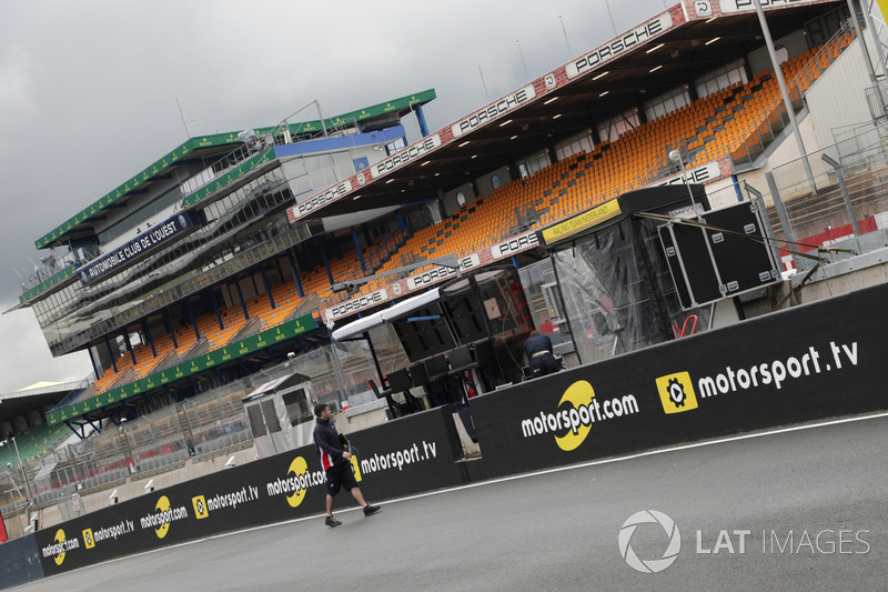 Logo Motorsport.com dan Motorsport.tv di Le Mans