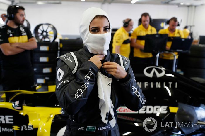 Aseel Al-Hamad, se prepara para conducir el F1 E20 de Renault de 2012 en el Renault Passion Parade