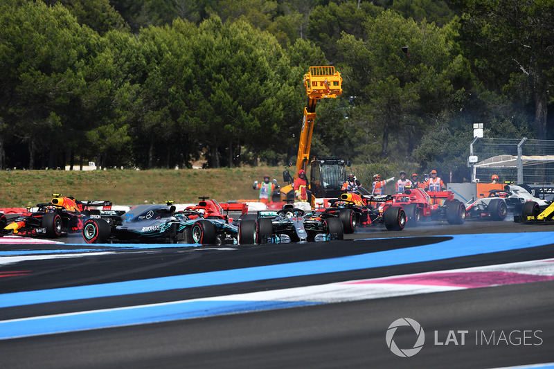 Lewis Hamilton, Mercedes-AMG F1 W09 lidera al inicio de la carrera mientras Sebastian Vettel, Ferrari SF71H golpea a Valtteri Bottas, Mercedes-AMG F1 W09