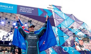 Podio: ganador de la carrera Mitch Evans, Jaguar Racing celebra