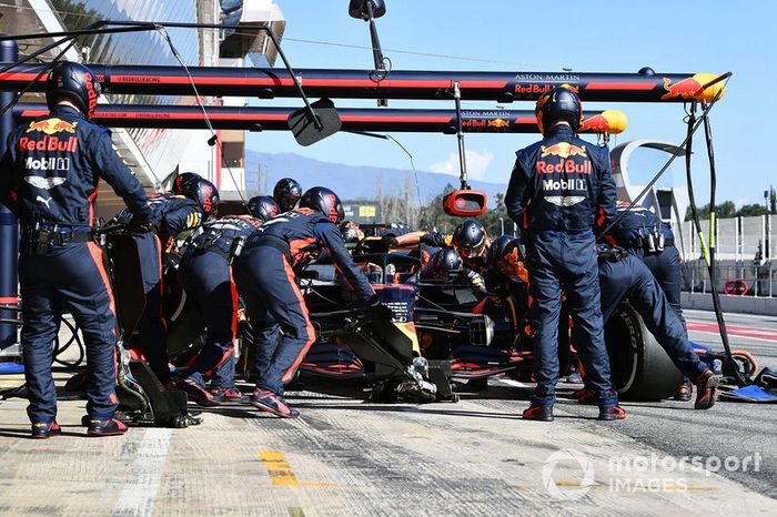 Max Verstappen, Red Bull Racing RB16, makes a pit stop