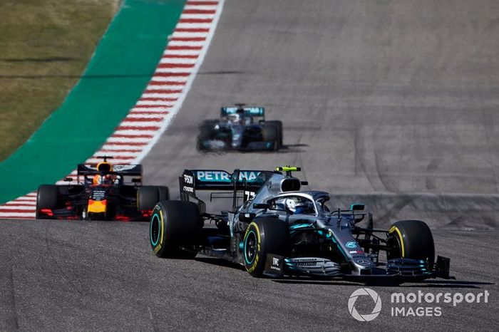 Valtteri Bottas, Mercedes AMG W10, precede Max Verstappen, Red Bull Racing RB15 e Lewis Hamilton, Mercedes AMG F1 W10 