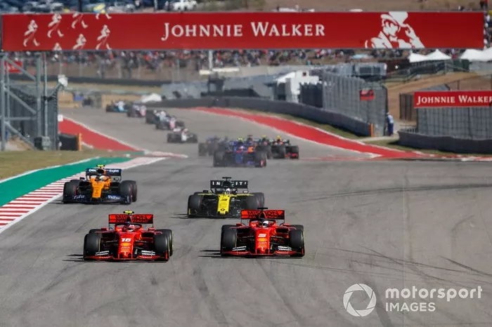 Charles Leclerc, Ferrari SF90, lotta con Sebastian Vettel, Ferrari SF90, davanti a Daniel Ricciardo, Renault F1 Team R.S.19 e Lando Norris, McLaren MCL34