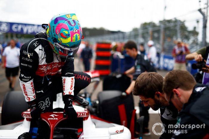 Zhou Guanyu, del equipo Alfa Romeo F1, en la parrilla de salida