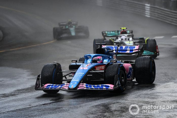 Fernando Alonso, Alpine A522, Lewis Hamilton, Mercedes W13
