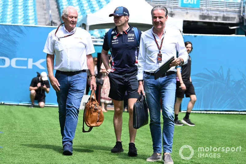 Max Verstappen, Red Bull Racing, arrive sur la piste avec Helmut Marko, consultant, Red Bull Racing, Raymond Vermeulen, manager de Max Verstappen. 