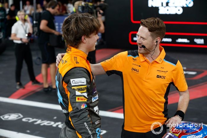 Oscar Piastri, McLaren, en Parc Ferme con un compañero de equipo tras la clasificación