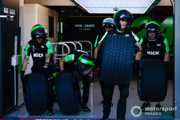 El equipo de boxes de Kick Sauber practica un pit stop en el pit lane