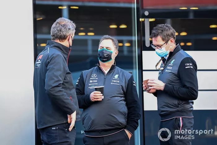 Ron Meadows, director deportivo de Mercedes, Andrew Shovlin, ingeniero de pista, Mercedes AMG