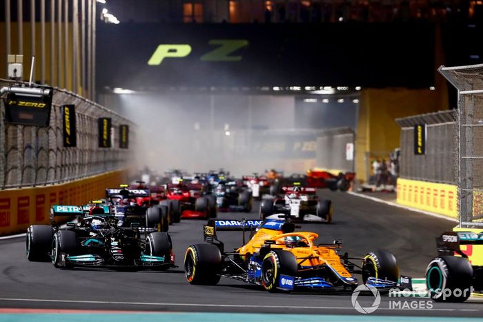 Daniel Ricciardo, McLaren MCL35M, Valtteri Bottas, Mercedes W12