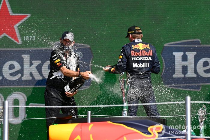 Podio: Adrian Newey, Director Técnico Red Bull Racing,  ganador Max Verstappen, Red Bull Racing