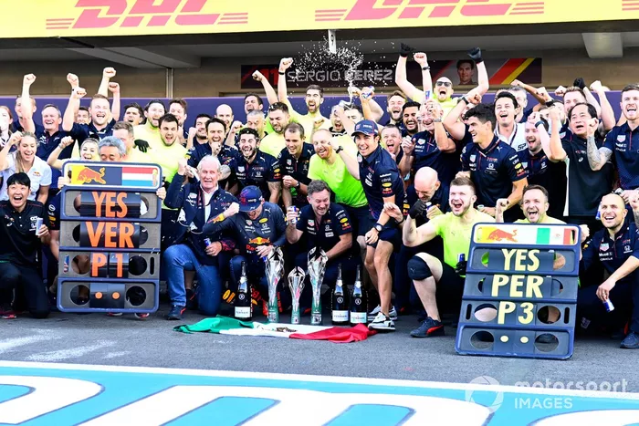 Masashi Yamamoto, director general de Honda Motorsport, Helmut Marko, asesor de Red Bull Racing, Max Verstappen, Red Bull Racing, 1ª posición, Christian Horner, director del equipo, Red Bull Racing, Sergio Pérez, Red Bull Racing, 3ª posición, y el Red Bull