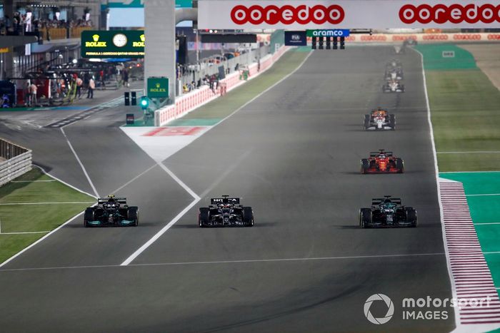 Yuki Tsunoda, AlphaTauri AT02, lucha con Valtteri Bottas, Mercedes W12, y Lance Stroll, Aston Martin AMR21