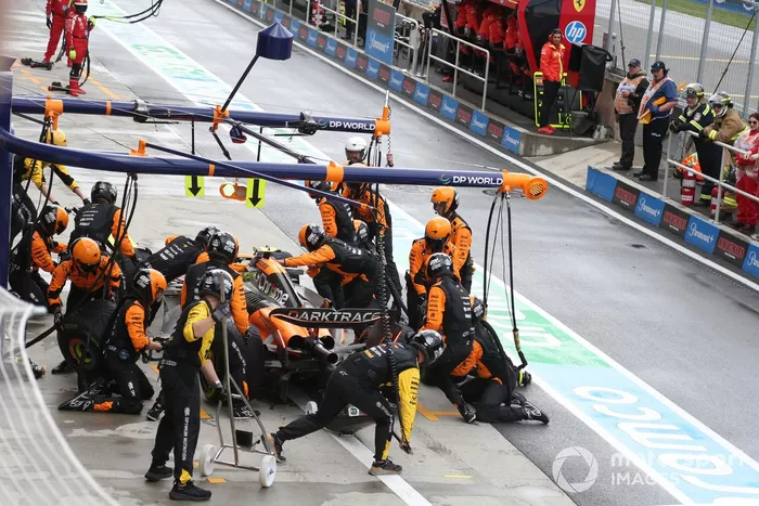L'équipe McLaren fait un arrêt au stand pour Lando Norris, McLaren MCL38. 