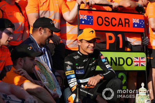 Lando Norris, McLaren F1 Team, 2ª posición, celebra con su equipo tras la carrera