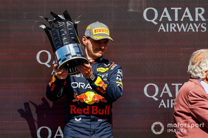 Max Verstappen, Red Bull Racing, 2ª posición, con su trofeo