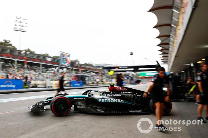 Lewis Hamilton, Mercedes F1 W15, sale del garaje