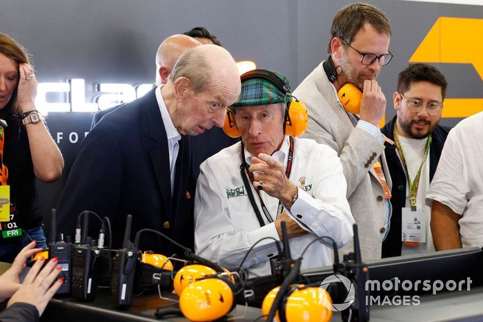 Sir Jackie Stewart en el garaje de McLaren