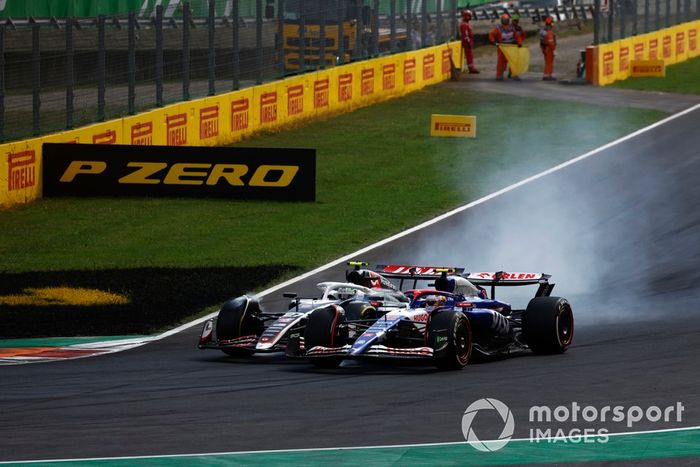 Nico Hulkenberg, Haas VF-24, Yuki Tsunoda, RB F1 Team VCARB 01, se enfrentan en la salida