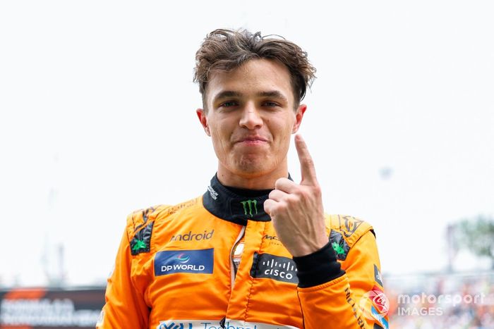El hombre de la pole, Lando Norris, del equipo McLaren F1, lo celebra en Parc Ferme