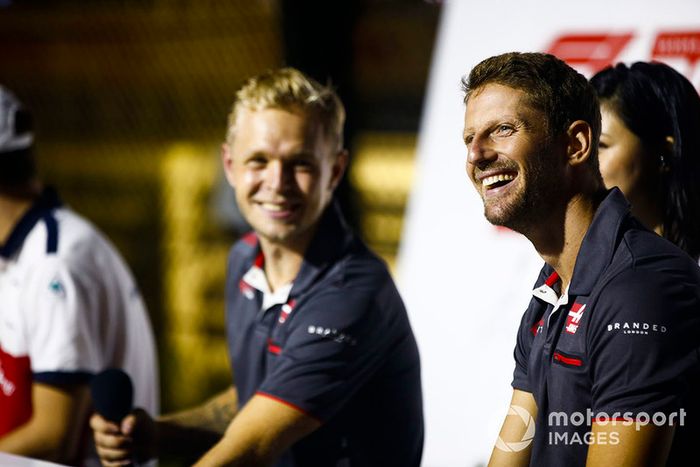 Romain Grosjean, Haas F1 Team y Kevin Magnussen, Haas F1 Team, saludan a los fans