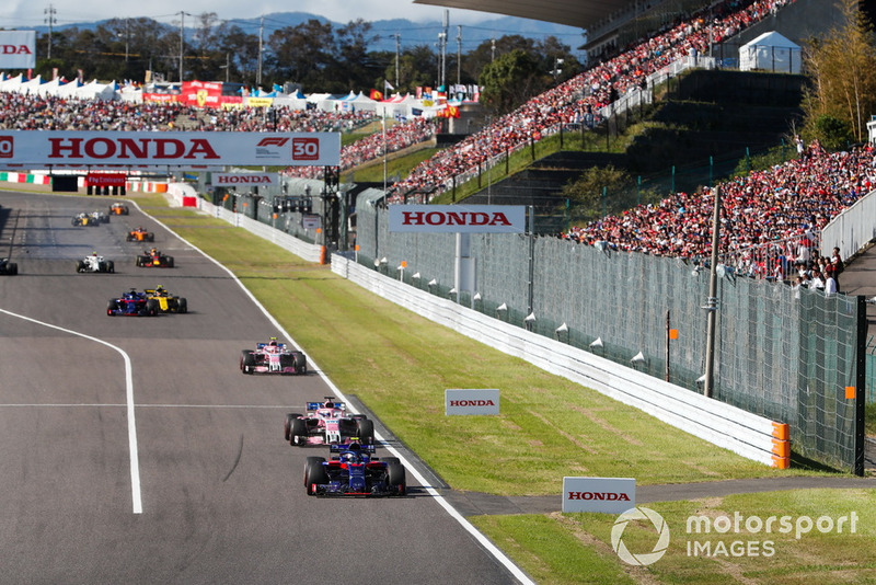 Pierre Gasly, Scuderia Toro Rosso STR13, di depan Sergio Perez, Racing Point Force India VJM11, dan Esteban Ocon, Racing Point Force India VJM11