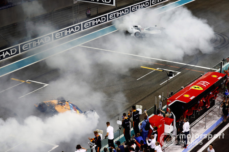 Fernando Alonso, McLaren MCL33, et Lewis Hamilton, Mercedes AMG F1 W09 EQ Power+, font des donuts sur la grille