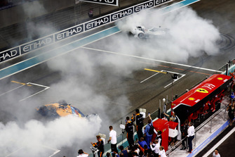 Fernando Alonso, McLaren MCL33, et Lewis Hamilton, Mercedes AMG F1 W09 EQ Power+, font des donuts sur la grille
