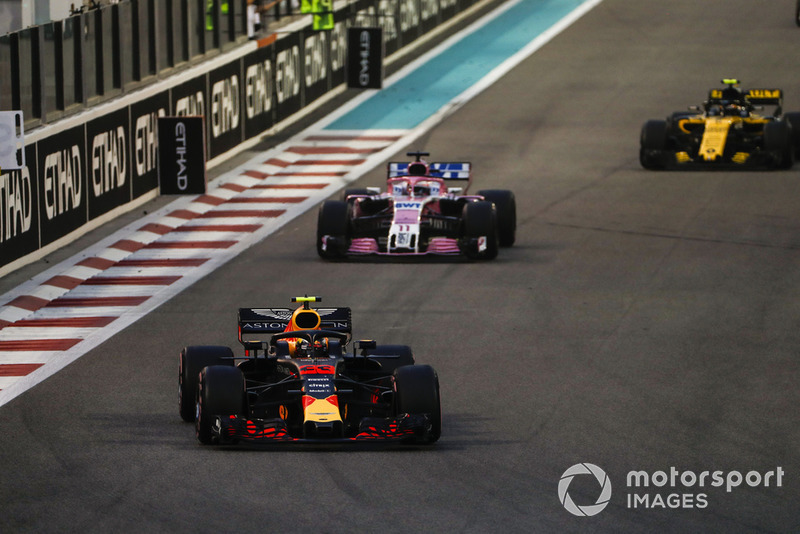 Макс Ферстаппен, Red Bull Racing RB14, попереду суперників